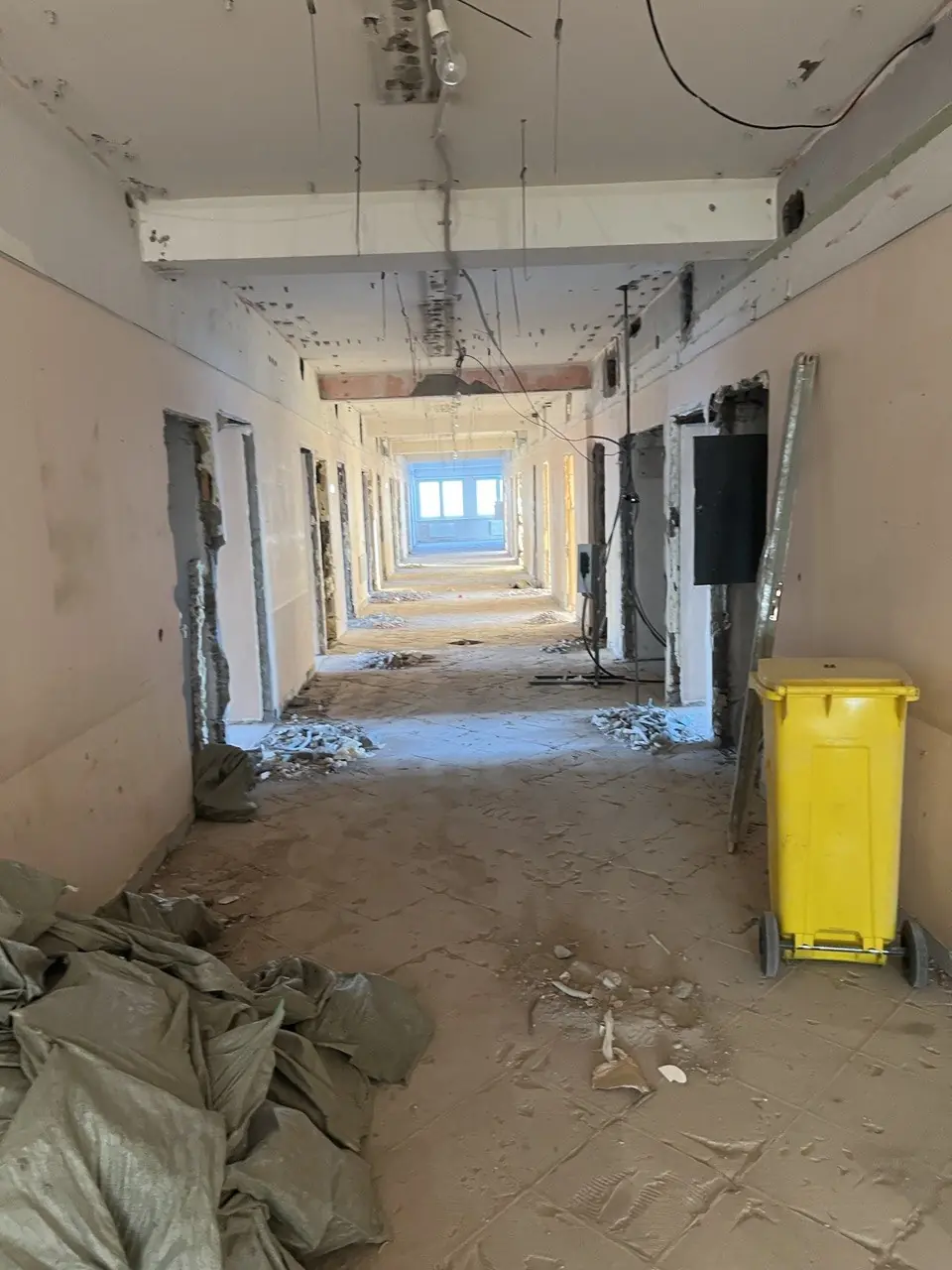 Демонтаж стен и перегородок внутри поликлиники