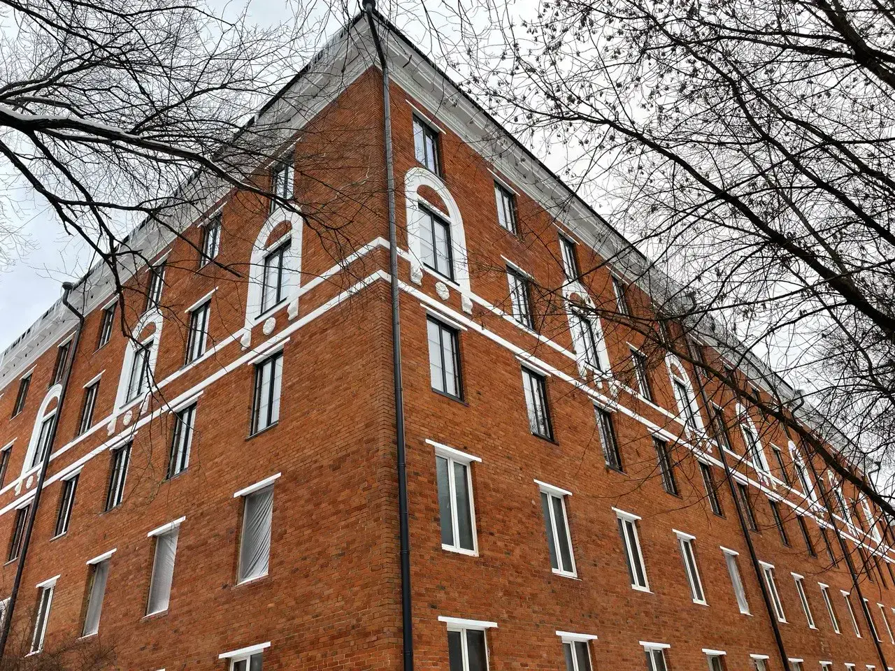 Монтаж ливнестоков по периметру здания гостиницы Турист